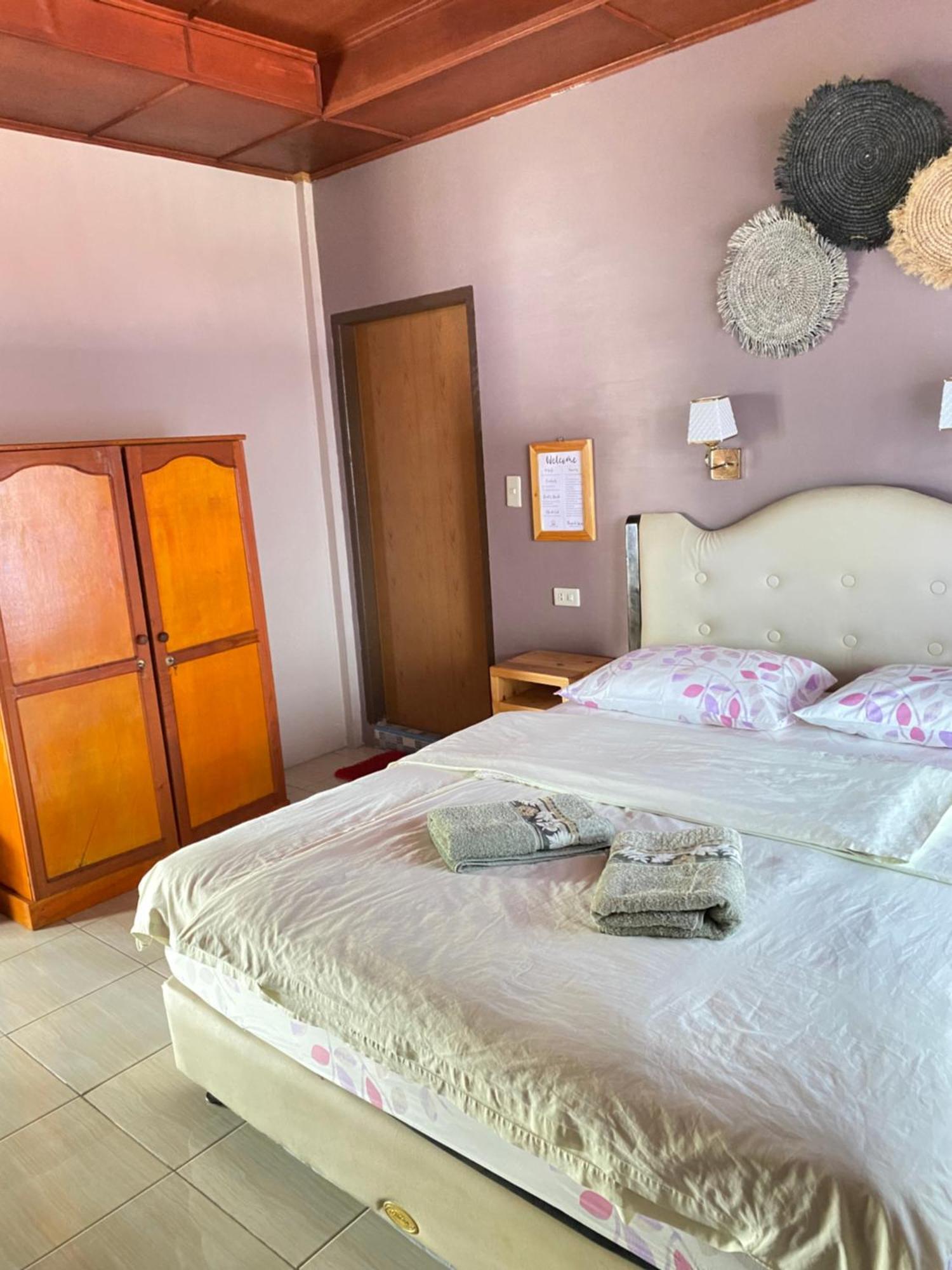 Romlan Hotel Tuk Tuk Bilik gambar
