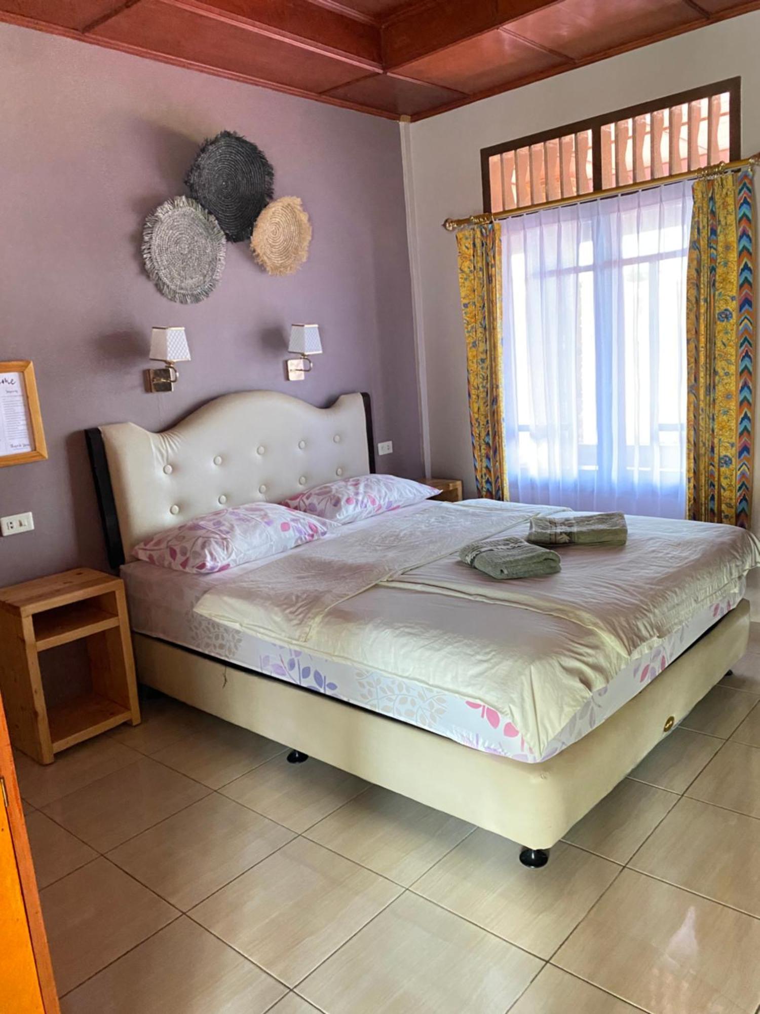 Romlan Hotel Tuk Tuk Bilik gambar