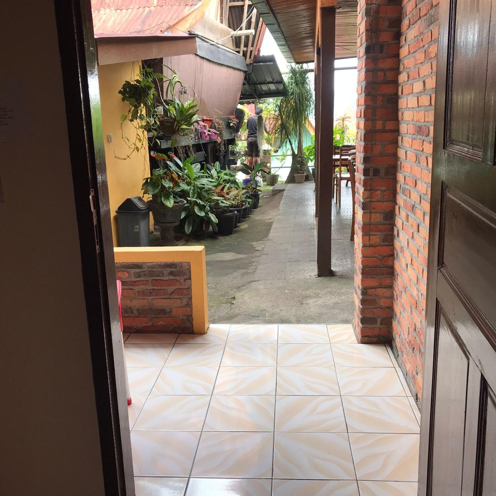 Romlan Hotel Tuk Tuk Bilik gambar